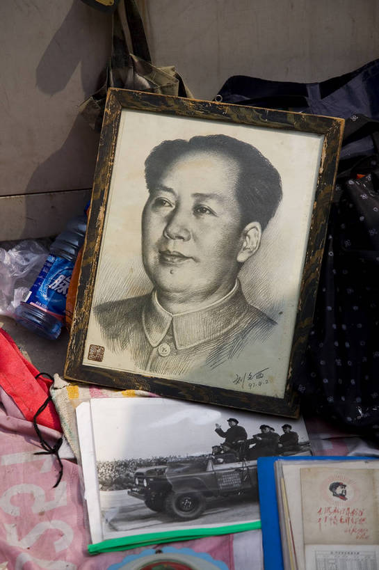 竖图,彩色,室外,白天,购物,消费,北京,中国,亚洲,许多,破旧,陈旧,集市,市场,首都,很多,广告,古玩市场,零售,竖,金融,摄影,古董,挑选,古物,旧的,残破,中国文化,选择,选购,贸易,古玩,东亚,中华人民共和国,北京市,京,北平,华北地区,朝阳区,血拼,变化,差别,跳蚤市场,书,彩图,北京潘家园旧货市场,潘家园街道,潘家园旧货市场,招贴,传统文化,bj174