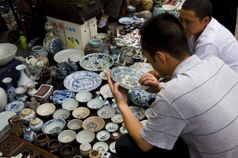 横图,彩色,购物,消费,北京,中国,亚洲,许多,陶瓷,陶瓷制品,集市,市场,首都,很多,古玩市场,陶器,零售,金融,摄影,古董,挑选,古物,中国文化,选择,选购,贸易,古玩,东亚,中华人民共和国,北京市,京,北平,华北地区,朝阳区,血拼,变化,差别,跳蚤市场,彩图,北京潘家园旧货市场,潘家园街道,潘家园旧货市场,传统文化,bj174