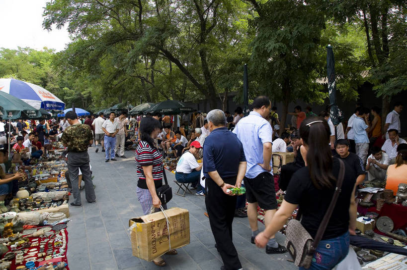 横图,彩色,购物,消费,北京,中国,亚洲,许多,陶瓷,陶瓷制品,集市,市场,首都,很多,古玩市场,陶器,零售,金融,摄影,古董,挑选,古物,中国文化,选择,选购,贸易,古玩,东亚,中华人民共和国,北京市,京,北平,华北地区,朝阳区,血拼,变化,差别,跳蚤市场,彩图,北京潘家园旧货市场,潘家园街道,潘家园旧货市场,传统文化,bj174