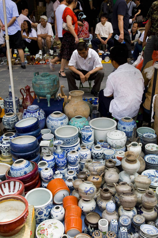 竖图,彩色,购物,消费,北京,中国,亚洲,许多,陶瓷,陶瓷制品,集市,市场,首都,很多,古玩市场,陶器,零售,竖,金融,摄影,古董,挑选,古物,中国文化,选择,选购,贸易,古玩,东亚,中华人民共和国,北京市,京,北平,华北地区,朝阳区,血拼,变化,差别,跳蚤市场,彩图,北京潘家园旧货市场,潘家园街道,潘家园旧货市场,传统文化,bj174