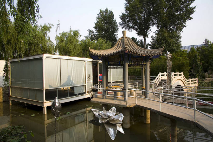 横图,彩色,室外,白天,度假,美景,城市风光,城市,道路,建筑,街道,路,公路,北京,中国,亚洲,艺术,雕像,塑像,景观,桥,交通,首都,文化,娱乐,展品,建筑物,享受,休闲,展示,景色,放松,摄影,展览,美术,中国文化,陈列,东亚,中华人民共和国,北京市,京,北平,华北地区,朝阳区,设计,马路,彩图,传统文化,酒厂国际艺术园,bj174