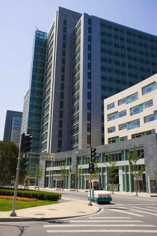 高楼大厦,竖图,彩色,室外,白天,仰视,商务,办公楼,大厦,道路,建筑,街道,路,摩天大楼,写字楼,公路,北京,中国,亚洲,清澈,交通,建筑物,蓝色,天空,楼宇,商务楼,竖,摄影,明亮,蓝,中国文化,东亚,发展,中华人民共和国,发达,明澈,清彻,清亮,马路,彩图,商业,大楼,高层建筑,高楼,摩天楼,传统文化,bj174