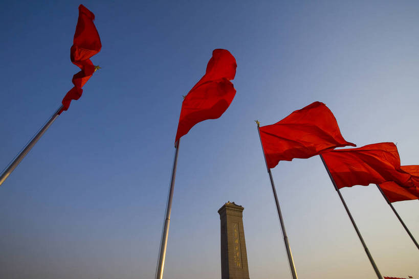 横图,彩色,室外,白天,旅游,建筑,北京,中国,亚洲,清澈,纪念碑,首都,红旗,建筑物,红色,天空,摄影,明亮,中国文化,东亚,人民英雄纪念碑,中华人民共和国,明澈,清彻,清亮,旗,彩图,旅行,传统文化,红,bj174