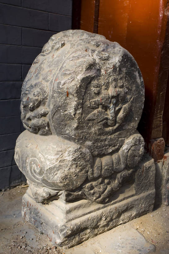 竖图,彩色,室外,白天,旅游,石头,门,道路,胡同,建筑,街道,路,公路,北京,中国,亚洲,风俗,破旧,陈旧,民俗,雕像,石子,塑像,小巷,交通,首都,传统,建筑物,精神,竖,摄影,旧的,残破,中国文化,东亚,中华人民共和国,制度,石,石块,马路,彩图,旅行,老城区,居住区,传统文化,bj174