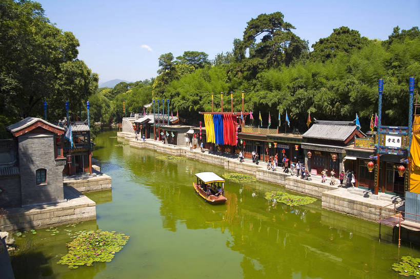 横图,彩色,室外,白天,旅游,度假,名胜古迹,标志建筑,地标,建筑,船,北京,避暑山庄,中国,亚洲,清澈,遗迹,亭子,文化遗产,小船,古迹,文物,娱乐,建设,古建筑,建筑物,游船,树,蓝色,绿色,天空,享受,休闲,旅游胜地,放松,摄影,明亮,蓝,权威,高贵,中国文化,绿,参观,古文明,东亚,中华人民共和国,华北地区,权力,河北,河北省,冀,权势,承德,承德市,空闲,明澈,清彻,清亮,势力,河,旅游者,彩图,旅行,承德避暑山庄,传统文化,艇,bj174