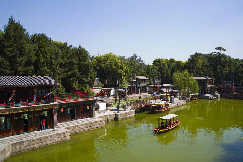 横图,彩色,室外,白天,旅游,度假,名胜古迹,标志建筑,地标,建筑,船,北京,避暑山庄,中国,亚洲,清澈,遗迹,亭子,文化遗产,小船,古迹,文物,娱乐,建设,古建筑,建筑物,游船,树,蓝色,绿色,天空,享受,休闲,旅游胜地,放松,摄影,明亮,蓝,权威,高贵,中国文化,绿,参观,古文明,东亚,中华人民共和国,华北地区,权力,河北,河北省,冀,权势,承德,承德市,空闲,明澈,清彻,清亮,势力,河,旅游者,彩图,旅行,承德避暑山庄,传统文化,艇,bj174