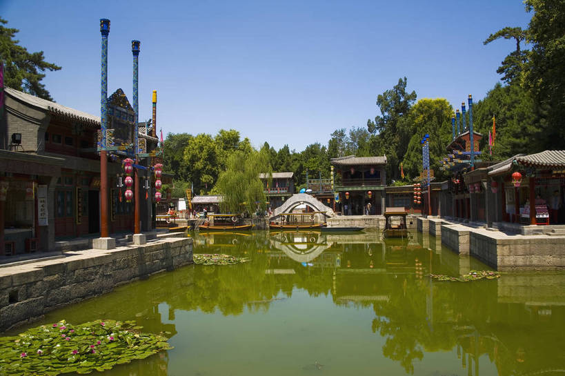 横图,彩色,室外,白天,旅游,度假,名胜古迹,标志建筑,地标,建筑,船,北京,避暑山庄,中国,亚洲,清澈,遗迹,亭子,文化遗产,小船,古迹,文物,娱乐,建设,古建筑,建筑物,游船,树,蓝色,绿色,天空,享受,休闲,旅游胜地,放松,摄影,明亮,蓝,权威,高贵,中国文化,绿,参观,古文明,东亚,中华人民共和国,华北地区,权力,河北,河北省,冀,权势,承德,承德市,空闲,明澈,清彻,清亮,势力,河,旅游者,彩图,旅行,承德避暑山庄,传统文化,艇,bj174