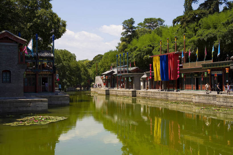 横图,彩色,室外,白天,旅游,度假,名胜古迹,标志建筑,地标,建筑,船,北京,避暑山庄,中国,亚洲,清澈,遗迹,亭子,文化遗产,小船,古迹,文物,娱乐,建设,古建筑,建筑物,游船,树,蓝色,绿色,天空,享受,休闲,旅游胜地,放松,摄影,明亮,蓝,权威,高贵,中国文化,绿,参观,古文明,东亚,中华人民共和国,华北地区,权力,河北,河北省,冀,权势,承德,承德市,空闲,明澈,清彻,清亮,势力,河,旅游者,彩图,旅行,承德避暑山庄,传统文化,艇,bj174