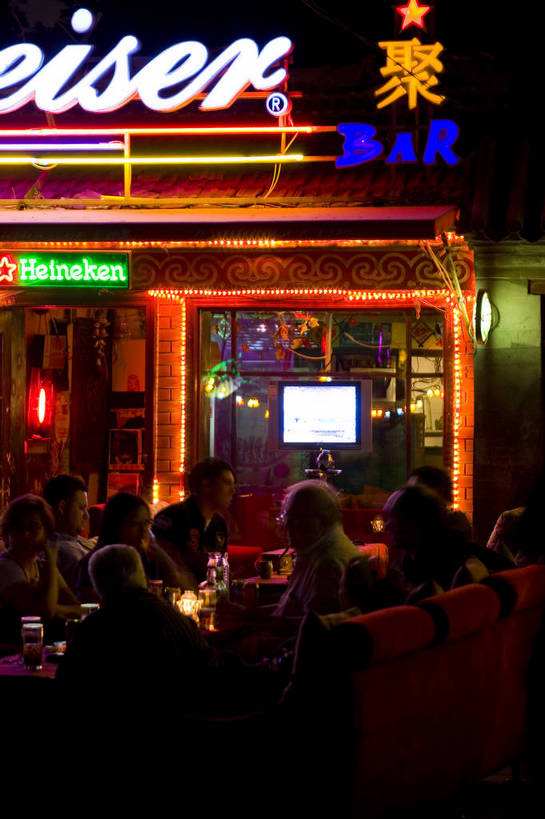 竖图,彩色,室外,旅游,快乐,道路,街道,路,夜景,公路,鹿,北京,中国,亚洲,喝,灯光,交通,首都,年轻,灯,闪耀,后海,竖,摄影,中国文化,东亚,发展,中华人民共和国,发达,年轻人,夜,马路,彩图,旅行,愉快,传统文化,bj174