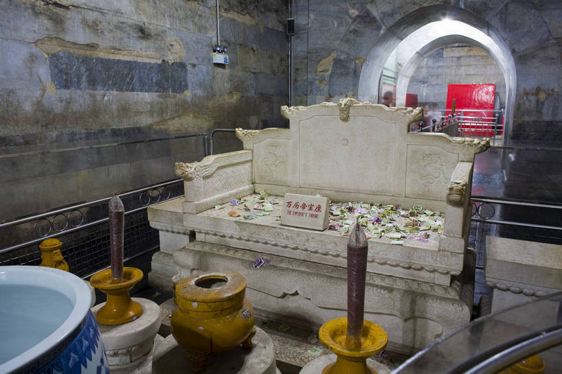 横图,室内,白天,旅游,度假,名胜古迹,地下室,标志建筑,地标,建筑,椅子,北京,十三陵,中国,亚洲,遗迹,木椅,地,文化遗产,面,首都,古迹,文物,娱乐,建设,古建筑,享受,休闲,旅游胜地,放松,皇帝,权威,高贵,中国文化,底座,古文明,东亚,中华人民共和国,北京市,京,北平,华北地区,权力,统治,宝座,权势,昌平区,天子,龙椅,九五之尊,圣上,统治者,陛下,官家,势力,明十三陵,君主,天寿山,目的地,昌平,底层,明成祖,永乐大帝,永乐帝,永乐皇帝,朱棣,明陵,bj174