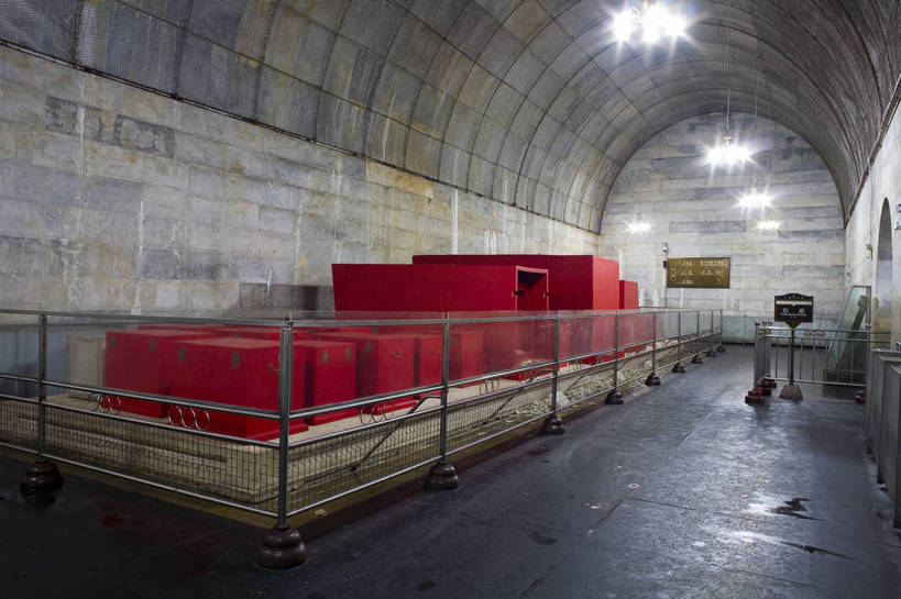 横图,室内,白天,旅游,度假,名胜古迹,地下室,标志建筑,地标,建筑,椅子,北京,十三陵,中国,亚洲,遗迹,木椅,地,文化遗产,面,首都,古迹,文物,娱乐,建设,古建筑,盒子,箱子,享受,休闲,旅游胜地,放松,皇帝,盒,柜,权威,高贵,中国文化,底座,古文明,东亚,中华人民共和国,北京市,京,北平,华北地区,权力,统治,宝座,权势,昌平区,天子,龙椅,九五之尊,圣上,统治者,陛下,官家,势力,明十三陵,君主,天寿山,目的地,方舟,定陵,昌平,底层,明成祖,永乐大帝,永乐帝,永乐皇帝,朱棣,明陵,bj174