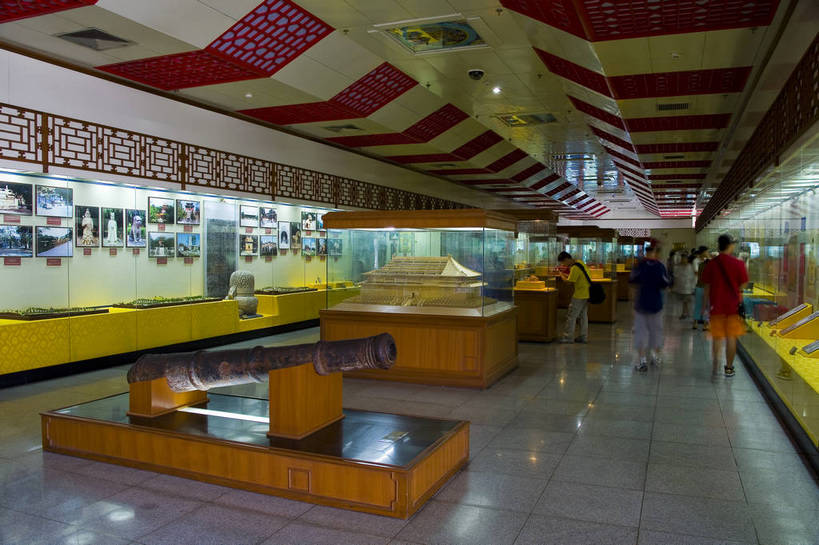 横图,室内,旅游,度假,北京,十三陵,中国,亚洲,遗迹,艺术品,首都,文物,娱乐,享受,休闲,放松,财富,纪念,留念,展览,皇帝,权威,高贵,中国文化,珍宝,珍藏,怀念,参观,陈列,东亚,中华人民共和国,北京市,京,北平,华北地区,权力,统治,权势,昌平区,财产,天子,九五之尊,圣上,统治者,陛下,官家,势力,明十三陵,天寿山,展览会,金钱,目的地,金子,定陵,昌平,明成祖,永乐大帝,永乐帝,永乐皇帝,朱棣,明陵,银子,bj174