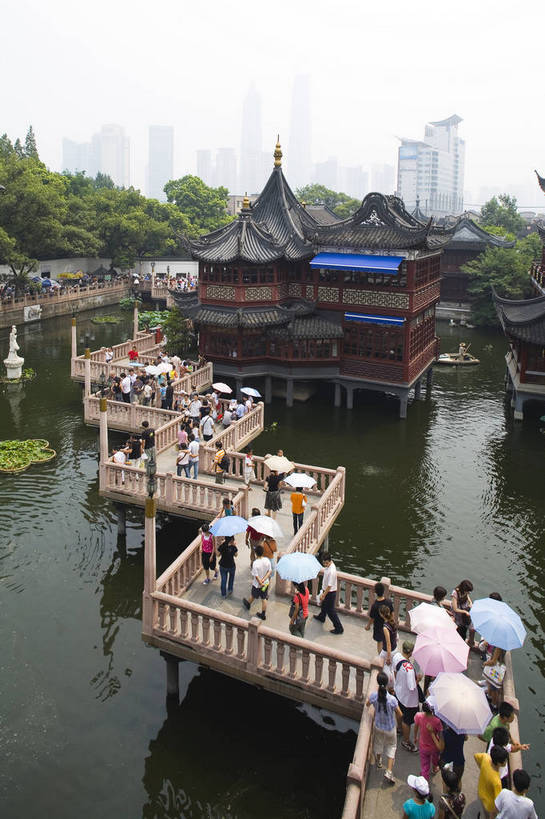 竖图,彩色,购物,旅游,度假,名胜古迹,标志建筑,城市,地标,建筑,上海,中国,亚洲,遗迹,房屋,楼阁,亭子,屋子,水池,建筑群,古典,古迹,文化,文物,娱乐,建设,古建筑,楼房,凉亭,豫园,享受,休闲,旅游胜地,放松,摄影,参观,古文明,东亚,中华人民共和国,民族文化,旅行,目的地,房子,传统文化,架空,bj174