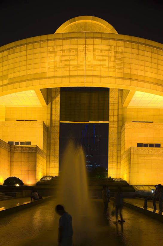 博物馆,竖图,彩色,室外,旅游,度假,美景,名胜古迹,城市风光,标志建筑,城市,地标,建筑,夜景,上海,中国,亚洲,繁华,遗迹,景观,灯光,金黄,交通,古迹,文物,娱乐,建设,现代,古建筑,广告,享受,休闲,旅游胜地,景色,放松,摄影,上海大剧院,古文明,东亚,发展,中华人民共和国,昌盛,繁荣,夜,旅行,目的地,剧场,bj174