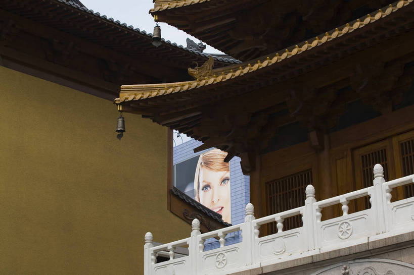 栏杆,横图,彩色,室外,白天,度假,美景,门,城市风光,城市,建筑,玉,上海,中国,亚洲,木制,扶手,楼阁,屋顶,景观,交通,娱乐,护栏,木制品,享受,休闲,景色,放松,摄影,奢侈品,玉器,贵重,珍贵,玉石,东亚,汉白玉,中华人民共和国,宝贵,旅行,目的地,庙,飞檐,汉白玉石,bj174