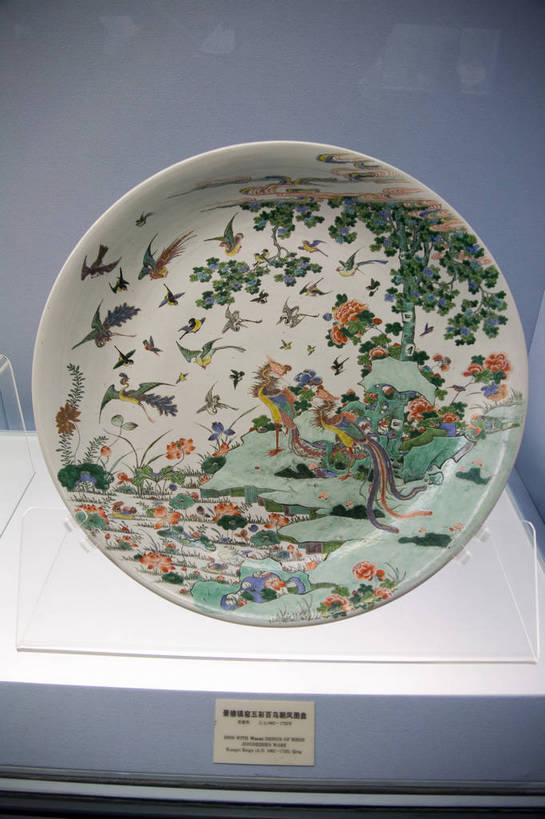 竖图,彩色,室内,绘画,餐具,上海,中国,亚洲,花纹,纹路,彩绘,瓷器,碟子,盘,纹理,陶瓷,文化遗产,陶瓷制品,古典,历史,文化,文物,景德镇,古代,盘子,工艺品,碟,五彩,摄影,上海博物馆,古董,陶艺,古物,中国文化,斑纹,古玩,东亚,肌理,中华人民共和国,古远,彩釉,古代文明,画画,传统文化,釉上彩,釉上加彩,百鸟朝凤,bj174