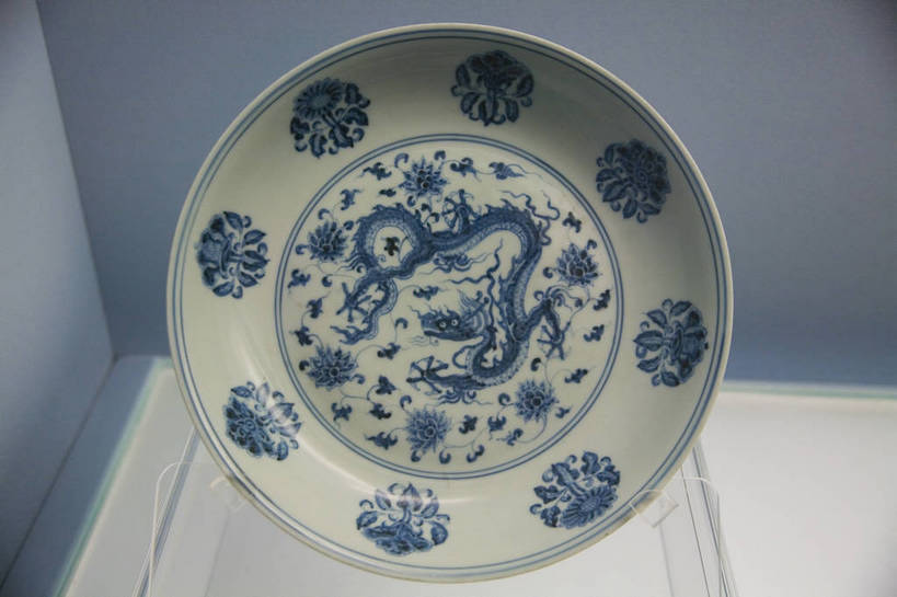 横图,彩色,室内,上海,中国,亚洲,龙,彩绘,盘,陶瓷,文化遗产,陶瓷制品,古典,历史,文化,文物,古代,工艺品,摄影,上海博物馆,古董,蓝,古物,中国文化,古玩,东亚,中华人民共和国,古远,古代文明,传统文化,bj174