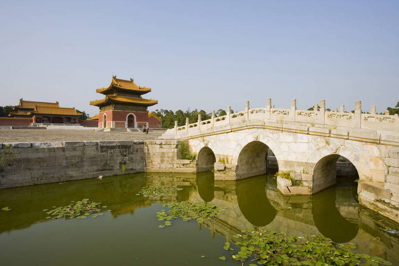 栏杆,横图,彩色,室外,白天,旅游,度假,河流,名胜古迹,标志建筑,道路,地标,建筑,睡莲,雕塑,中国,亚洲,遗迹,扶手,浮雕,瓦片,屋顶,文化遗产,桥,古迹,文物,娱乐,建设,石路,古建筑,护栏,墙壁,红色,享受,休闲,旅游胜地,放松,摄影,古代建筑,中国文化,古文明,东亚,汉白玉,中华人民共和国,河北省,橙,彩图,旅行,目的地,道,传统文化,清西陵,bj174