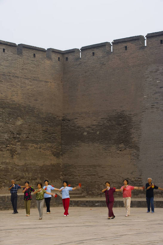 竖图,彩色,室外,白天,锻炼,旅游,建筑,平遥,中国,亚洲,高大,文化遗产,古城,宏伟,历史,城墙,墙壁,古代,一群人,晨练,摄影,中国文化,东亚,山西省,中华人民共和国,秧歌,古远,古代文明,高峻,嵬峨,彩图,旅行,目的地,传统文化,平遥古城,bj174