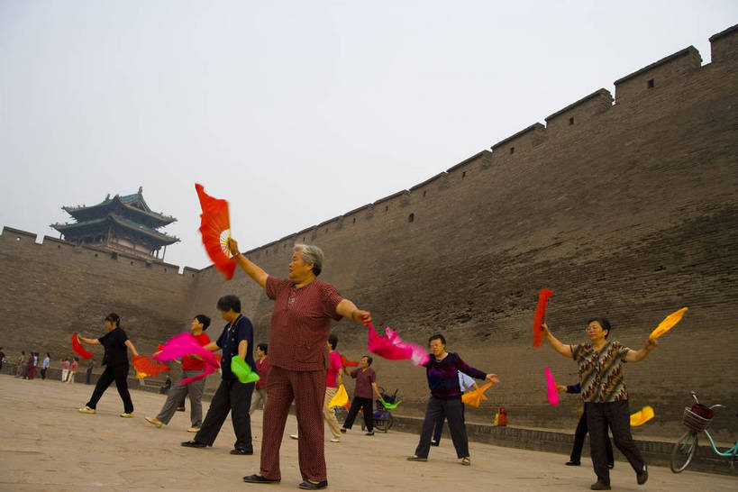 横图,彩色,室外,白天,锻炼,旅游,建筑,平遥,中国,亚洲,高大,文化遗产,古城,宏伟,历史,城墙,墙壁,古代,一群人,晨练,摄影,中国文化,东亚,山西省,中华人民共和国,秧歌,古远,古代文明,高峻,嵬峨,彩图,旅行,目的地,传统文化,平遥古城,bj174