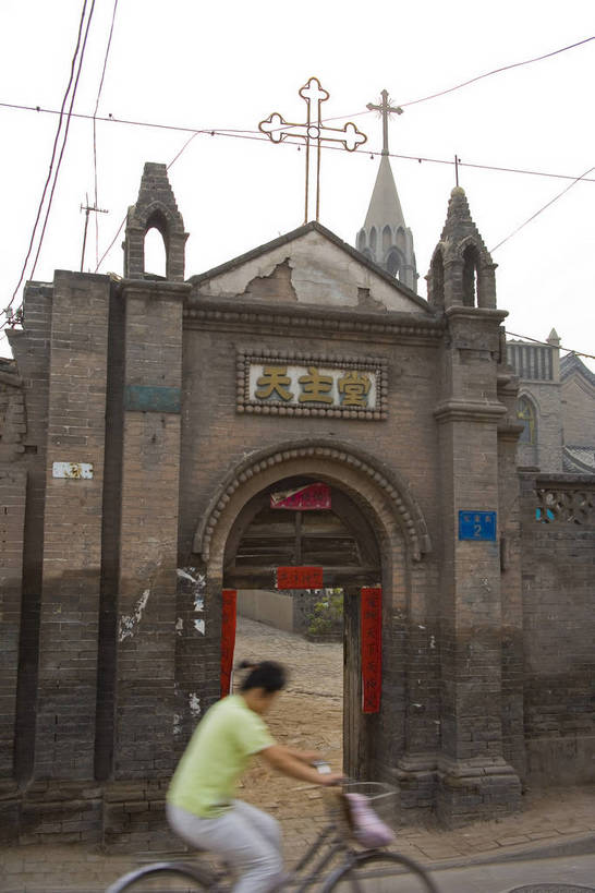 教堂,竖图,彩色,室外,白天,锻炼,旅游,门,建筑,平遥,中国,亚洲,十字架,文化遗产,古城,历史,古代,晨练,摄影,中国文化,东亚,山西省,中华人民共和国,古远,古代文明,彩图,旅行,目的地,传统文化,平遥古城,bj174