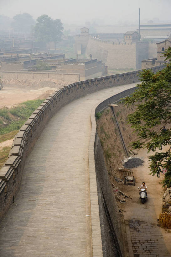 竖图,俯视,彩色,室外,白天,旅游,建筑,平遥,中国,亚洲,瓦片,墙,屋顶,历史,城墙,墙壁,墙面,古代,摄影,坚硬,防御,东亚,山西省,中华人民共和国,古远,坚固,彩图,旅行,目的地,房子,平遥古城,bj174