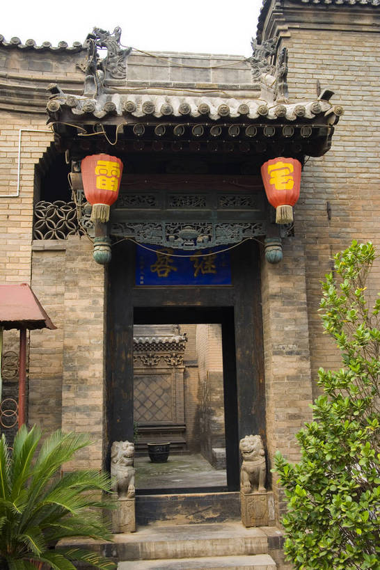 竖图,彩色,室外,白天,旅游,建筑,雕塑,平遥,中国,亚洲,灯笼,瓦片,庭院,屋顶,盆景,历史,红灯笼,木刻,民居,古代,石狮,摄影,东亚,山西省,中华人民共和国,古远,彩图,旅行,目的地,平遥古城,门墩,bj174