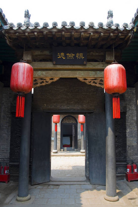 竖图,彩色,室外,白天,旅游,建筑,中国,亚洲,木制,灯笼,雕刻,书法,瓦片,庭院,屋顶,文化遗产,古城,历史,红灯笼,木刻,民居,古代,木制品,摄影,天井,中国文化,东亚,山西,山西省,清朝,砖雕,中华人民共和国,华北地区,晋,晋中,晋中市,古远,古代文明,乔家大院,彩图,旅行,目的地,传统文化,祁县,祁县民俗博物馆,bj174
