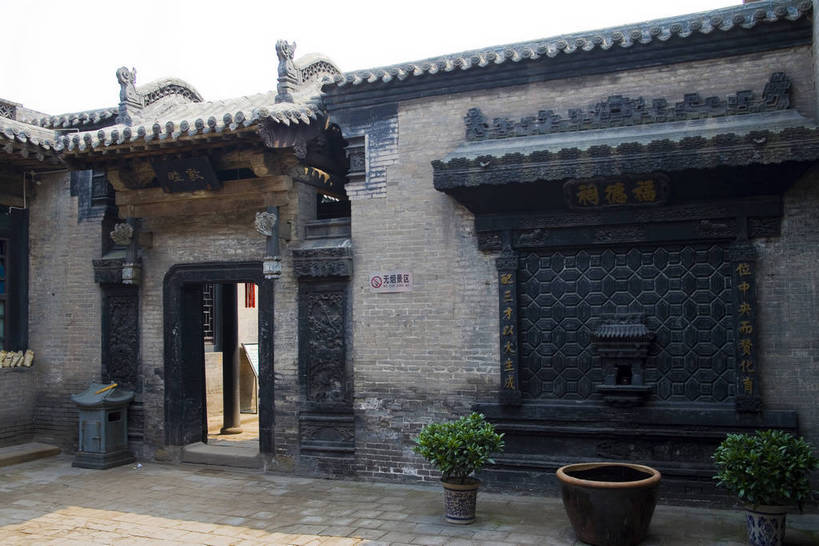 横图,彩色,室外,白天,旅游,窗户,建筑,中国,亚洲,局部,木制,灯笼,雕刻,书法,瓦片,庭院,屋顶,文化遗产,古城,盆景,历史,红灯笼,木刻,民居,玻璃窗,古代,木制品,摄影,部分,天井,中国文化,东亚,山西,山西省,清朝,砖雕,中华人民共和国,华北地区,晋,晋中,晋中市,古远,古代文明,乔家大院,彩图,旅行,目的地,传统文化,祁县,祁县民俗博物馆,bj174