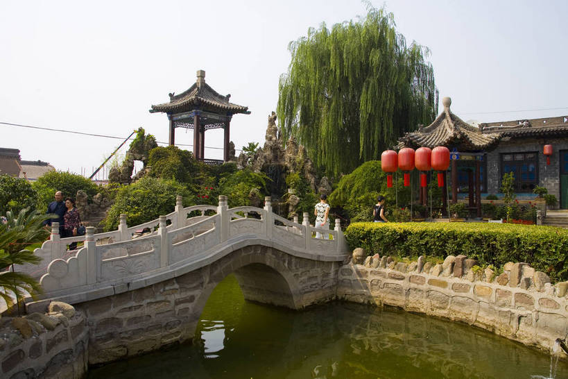 横图,彩色,室外,白天,旅游,建筑,柳树,中国,亚洲,木制,彩绘,灯笼,瓦片,庭院,屋顶,文化遗产,古城,桥,历史,红灯笼,木刻,民居,古代,木制品,湖水,摄影,天井,中国文化,东亚,山西,山西省,清朝,砖雕,中华人民共和国,华北地区,晋,晋中,晋中市,古远,古代文明,乔家大院,彩图,旅行,目的地,传统文化,祁县,祁县民俗博物馆,bj174