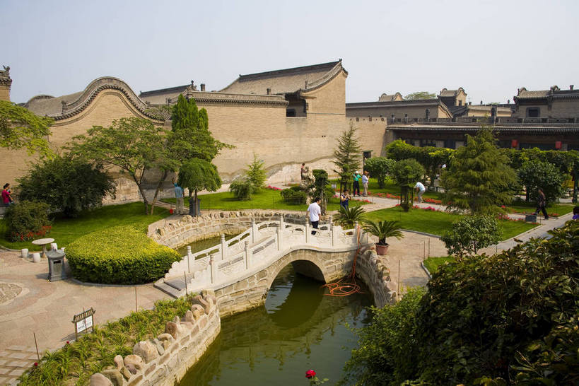 横图,彩色,室外,白天,旅游,植物,建筑,中国,亚洲,木制,灯笼,瓦片,庭院,屋顶,文化遗产,古城,历史,红灯笼,民居,古代,木制品,湖水,摄影,天井,中国文化,东亚,山西,山西省,清朝,砖雕,中华人民共和国,华北地区,晋,晋中,晋中市,古远,古代文明,乔家大院,彩图,旅行,目的地,传统文化,祁县,祁县民俗博物馆,bj174