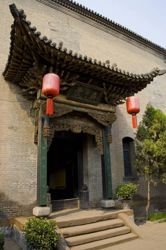 竖图,彩色,室外,白天,旅游,建筑,中国,亚洲,木制,彩绘,灯笼,雕刻,书法,瓦片,庭院,屋顶,文化遗产,古城,历史,红灯笼,木刻,民居,古代,木制品,摄影,天井,中国文化,东亚,山西,山西省,清朝,砖雕,中华人民共和国,华北地区,晋,晋中,晋中市,古远,古代文明,乔家大院,彩图,旅行,目的地,传统文化,祁县,祁县民俗博物馆,bj174