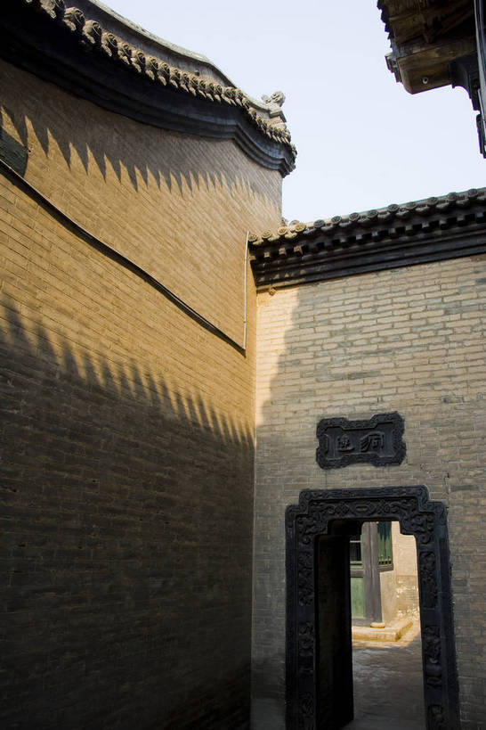 竖图,彩色,室外,白天,旅游,建筑,中国,亚洲,木制,彩绘,灯笼,雕刻,书法,瓦片,庭院,屋顶,文化遗产,古城,历史,红灯笼,木刻,民居,古代,木制品,摄影,天井,中国文化,东亚,山西,山西省,清朝,砖雕,中华人民共和国,华北地区,晋,晋中,晋中市,古远,古代文明,乔家大院,彩图,旅行,目的地,传统文化,祁县,祁县民俗博物馆,bj174