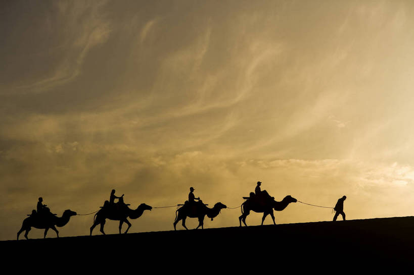 横图,彩色,美景,沙漠,山,野生动物,敦煌,中国,亚洲,许多,黄沙,沙子,景观,辽阔,很多,骆驼,黄色,自然,动物,广阔,金色,石壁,景色,运输,摄影,地理,环境,山区,中国文化,自然风光,剪影,东亚,甘肃,甘肃省,沙漠之舟,中华人民共和国,西北地区,甘,酒泉,酒泉市,原驼,苍凉,敦煌鸣沙山,大漠,夕阳,彩图,鸣沙山,bj174