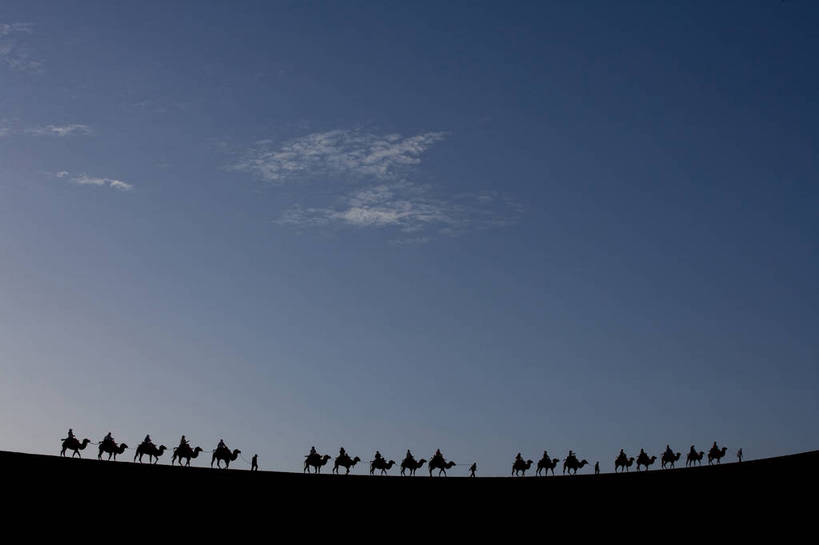 横图,彩色,美景,沙漠,山,野生动物,敦煌,中国,亚洲,许多,黄沙,沙子,景观,辽阔,很多,骆驼,黄色,自然,动物,广阔,金色,石壁,景色,运输,摄影,地理,环境,山区,中国文化,自然风光,剪影,东亚,甘肃,甘肃省,沙漠之舟,中华人民共和国,西北地区,甘,酒泉,酒泉市,原驼,苍凉,敦煌鸣沙山,大漠,彩图,鸣沙山,bj174