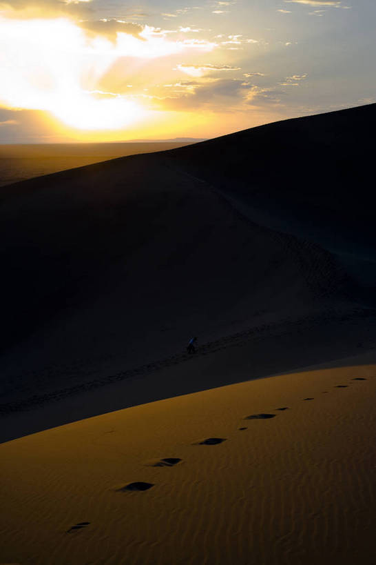 竖图,彩色,美景,沙漠,山,敦煌,中国,亚洲,脚印,波纹,黄沙,沙子,线条,景观,辽阔,光芒,沙丘,黄色,自然,广阔,金色,石壁,景色,摄影,地理,环境,山区,中国文化,自然风光,东亚,甘肃,甘肃省,中华人民共和国,西北地区,甘,酒泉,酒泉市,苍凉,敦煌鸣沙山,大漠,彩图,鸣沙山,bj174