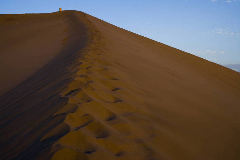 横图,彩色,美景,沙漠,山,敦煌,中国,亚洲,脚印,黄沙,沙子,线条,景观,辽阔,沙丘,黄色,自然,广阔,金色,石壁,景色,摄影,地理,环境,山区,中国文化,自然风光,东亚,甘肃,甘肃省,中华人民共和国,西北地区,甘,酒泉,酒泉市,苍凉,敦煌鸣沙山,大漠,彩图,鸣沙山,bj174