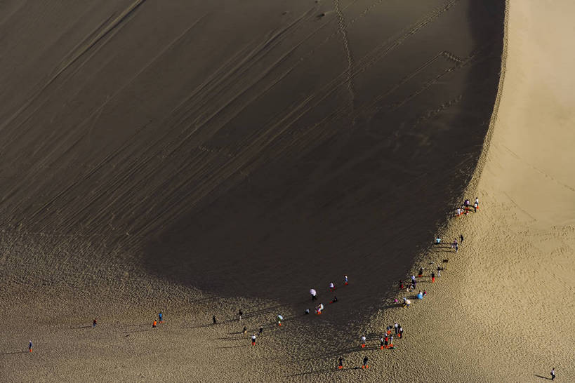 横图,彩色,美景,沙漠,敦煌,中国,亚洲,阴影,曲线,黄沙,沙子,纹理,线条,景观,辽阔,沙丘,黄色,自然,广阔,金色,景色,摄影,地理,环境,弧线,自然风光,东亚,甘肃,甘肃省,中华人民共和国,西北地区,甘,酒泉,酒泉市,苍凉,敦煌鸣沙山,大漠,彩图,鸣沙山,风沙,bj174