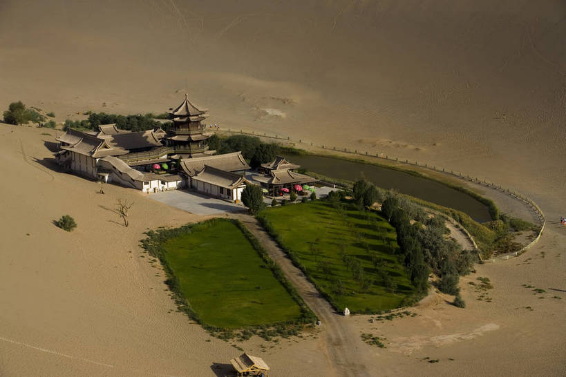 横图,彩色,旅游,度假,湖,美景,名胜古迹,沙漠,标志建筑,地标,建筑,敦煌,中国,亚洲,遗迹,黄沙,沙子,线条,房屋,楼阁,亭子,屋子,景观,月牙,辽阔,沙丘,古迹,文物,娱乐,建设,古建筑,楼房,树,黄色,蓝色,自然,凉亭,享受,休闲,广阔,金色,旅游胜地,景色,放松,摄影,地理,绿洲,环境,自然风光,古文明,东亚,甘肃,甘肃省,中华人民共和国,西北地区,甘,酒泉,酒泉市,亭台楼阁,苍凉,敦煌鸣沙山,月牙泉,大漠,彩图,房子,鸣沙山,架空,bj174