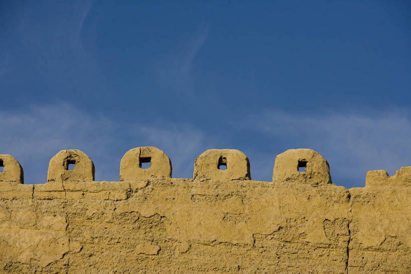 横图,室外,白天,名胜古迹,沙漠,建筑,长城,敦煌,中国,亚洲,一排,清澈,裂缝,文化遗产,城墙,排列,天空,阳光,自然,天,金色,旅游胜地,摄影,城楼,东亚,甘肃,甘肃省,嘉峪关,中华人民共和国,西北地区,甘,嘉峪关市,砂石,明澈,清彻,清亮,彩图,bj174