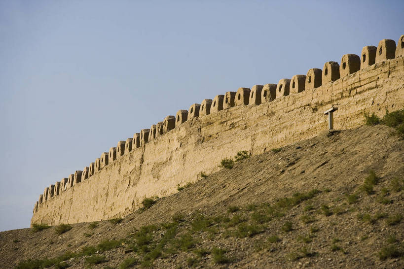 横图,室外,白天,名胜古迹,沙漠,建筑,长城,敦煌,中国,亚洲,一排,清澈,墙,文化遗产,城墙,蓝天,天空,阳光,自然,天,金色,旅游胜地,摄影,城楼,烽火台,东亚,甘肃,甘肃省,嘉峪关,中华人民共和国,西北地区,甘,嘉峪关市,砂石,明澈,清彻,清亮,彩图,bj174