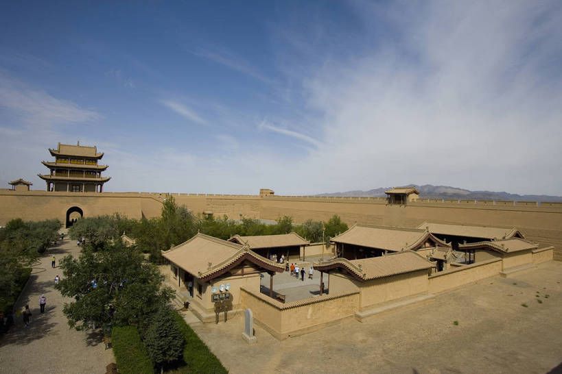 横图,室外,白天,名胜古迹,沙漠,建筑,长城,敦煌,中国,亚洲,一排,清澈,墙,文化遗产,城墙,树木,蓝天,天空,阳光,自然,天,金色,旅游胜地,摄影,城楼,烽火台,东亚,甘肃,甘肃省,嘉峪关,中华人民共和国,西北地区,甘,嘉峪关市,砂石,明澈,清彻,清亮,彩图,bj174