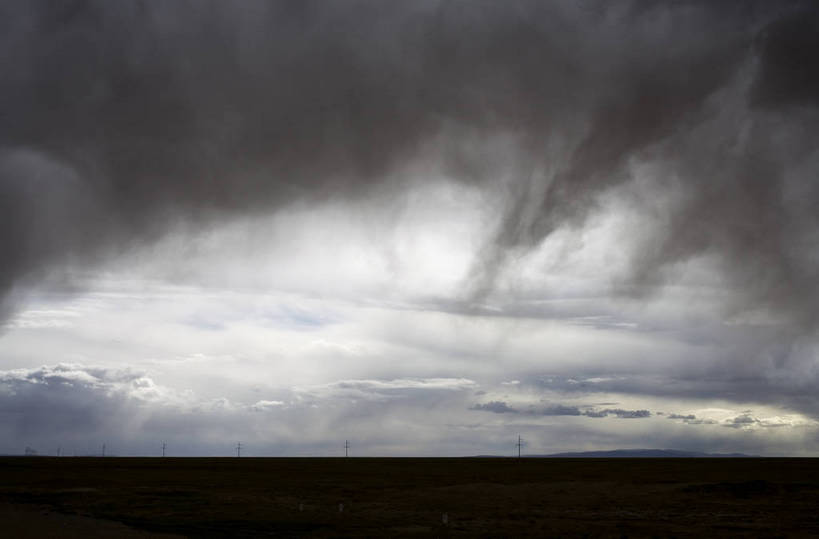 横图,彩色,室外,白天,沙漠,高速公路,建筑,公路,中国,亚洲,地平线,乌云,辽阔,天空,阳光,自然,广阔,金色,旅游胜地,摄影,五颜六色,色彩斑斓,阴沉,自然风光,五彩缤纷,冷色调,东亚,中华人民共和国,五彩斑斓,苍凉,五光十色,自然景观,彩图,积云,bj174
