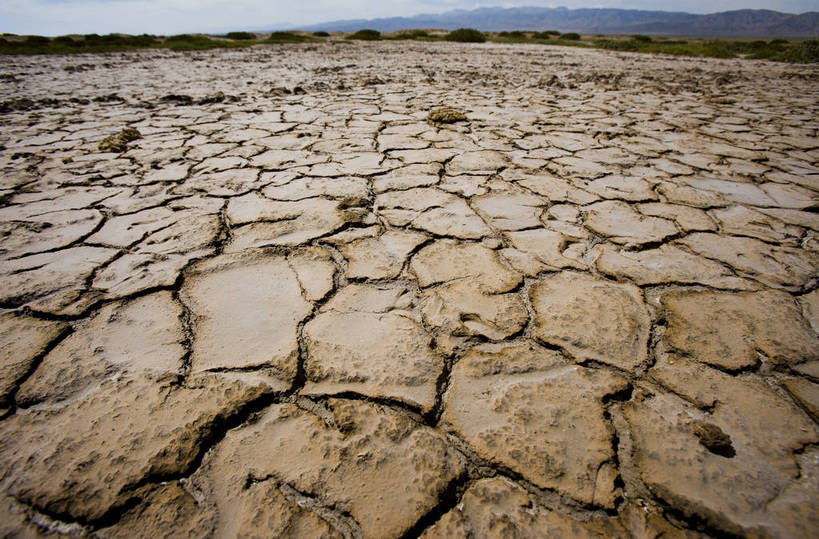 横图,彩色,室外,白天,沙漠,植物,建筑,路,中国,亚洲,龟裂,纹理,泥土,土地,热,天空,自然,金色,旅游胜地,摄影,五颜六色,色彩斑斓,干涸,戈壁,五彩缤纷,东亚,中华人民共和国,五彩斑斓,五光十色,彩图,bj174