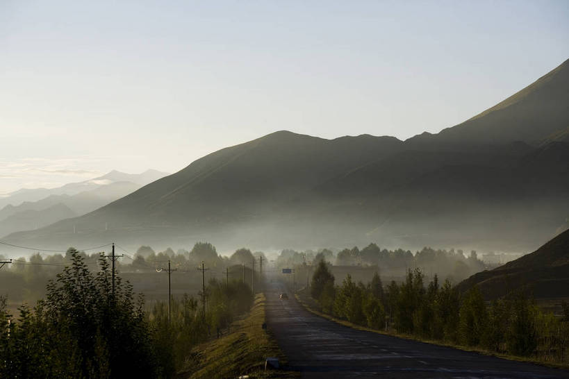 横图,室外,白天,雾,公路,中国,亚洲,云,晨曦,山峦,西藏,树,天空,自然,旅游胜地,摄影,阴沉,冷色调,东亚,中华人民共和国,自然景观,彩图,积云,bj174