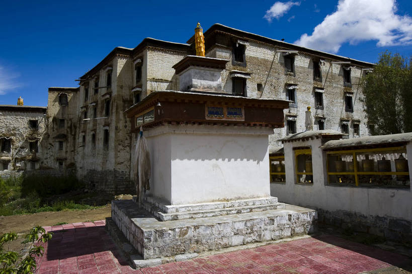 横图,室外,白天,名胜古迹,建筑,中国,亚洲,清澈,历史,文化,西藏,少数民族,民族,古代,蓝色,天空,天,旅游胜地,摄影,宗教,佛教,藏,东亚,佛陀,西藏自治区,藏传佛教,扎什伦布寺,日喀则,日喀则市,中华人民共和国,西南地区,古远,明澈,清彻,清亮,尼色日山,彩图,庙,格鲁派寺院,吉祥须弥寺,中国少数民族,bj174