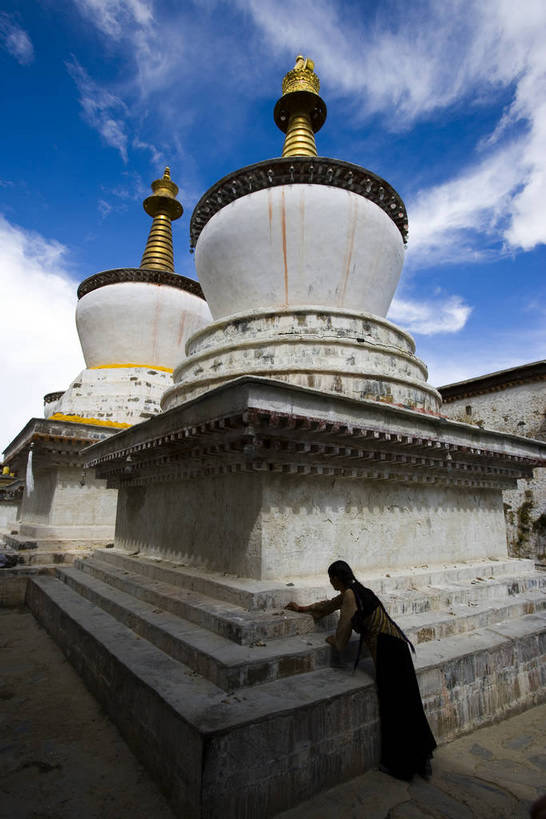 竖图,室外,白天,名胜古迹,建筑,中国,亚洲,清澈,历史,文化,白塔,西藏,少数民族,民族,古代,蓝色,天空,天,旅游胜地,摄影,宗教,佛教,藏,东亚,佛陀,西藏自治区,藏传佛教,扎什伦布寺,日喀则,日喀则市,中华人民共和国,西南地区,古远,明澈,清彻,清亮,尼色日山,彩图,庙,格鲁派寺院,吉祥须弥寺,中国少数民族,bj174