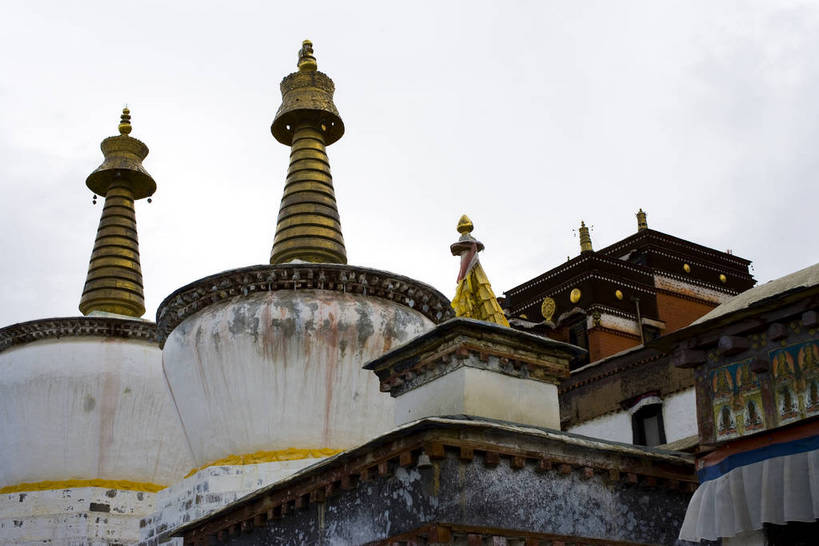 横图,室外,白天,名胜古迹,建筑,中国,亚洲,清澈,历史,文化,西藏,少数民族,民族,古代,蓝色,天空,天,旅游胜地,摄影,宗教,佛教,藏,东亚,佛陀,西藏自治区,藏传佛教,扎什伦布寺,日喀则,日喀则市,中华人民共和国,西南地区,古远,明澈,清彻,清亮,尼色日山,彩图,庙,格鲁派寺院,吉祥须弥寺,中国少数民族,bj174