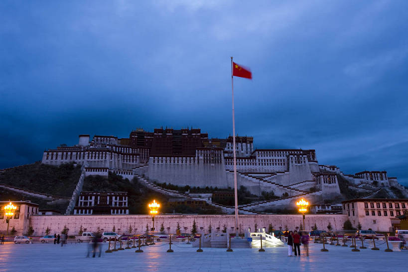 广场,宫殿,横图,名胜古迹,建筑,国旗,照明,布达拉宫,中国,亚洲,旗杆,文化遗产,文化,场地,拉萨,西藏,少数民族,民族,天空,自然,旅游胜地,摄影,宗教,场所,中国文化,东亚,藏传佛教,世界文化遗产,中华人民共和国,彩图,中国少数民族,bj174
