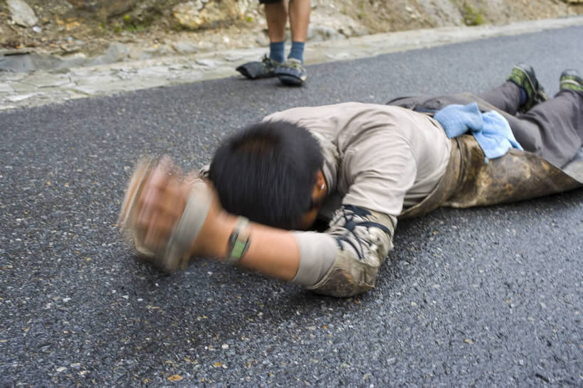 横图,室外,白天,名胜古迹,中国,亚洲,节日,文化,西藏,经幡,少数民族,民族,自然,祈祷,祈福,健康,旅游胜地,许愿,摄影,宗教,信仰,纪念,大众,祈求,群众,藏族,东亚,藏传佛教,中华人民共和国,磕头,人民,平安,彩图,中国少数民族,叩拜,bj174